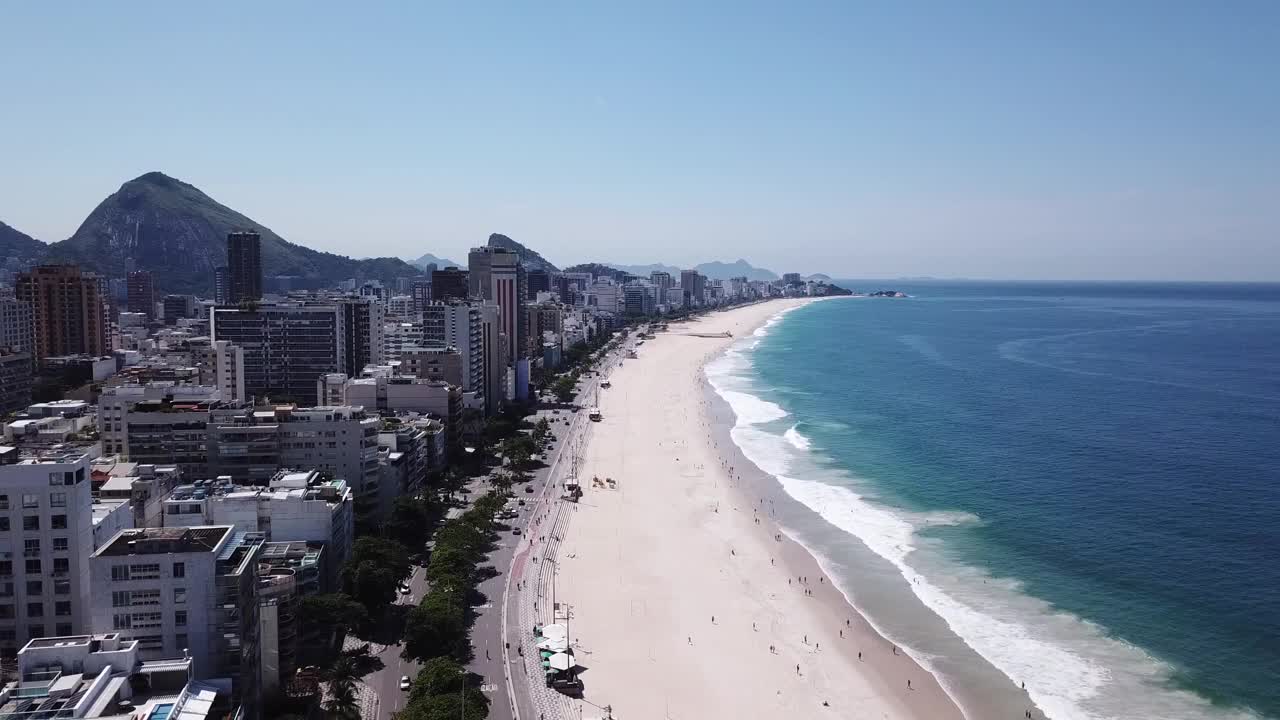 雷伯伦海滩鸟瞰图。巴西的里约热内卢视频素材