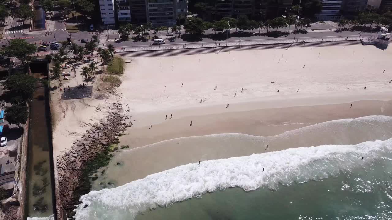 雷伯伦海滩鸟瞰图。巴西的里约热内卢视频素材