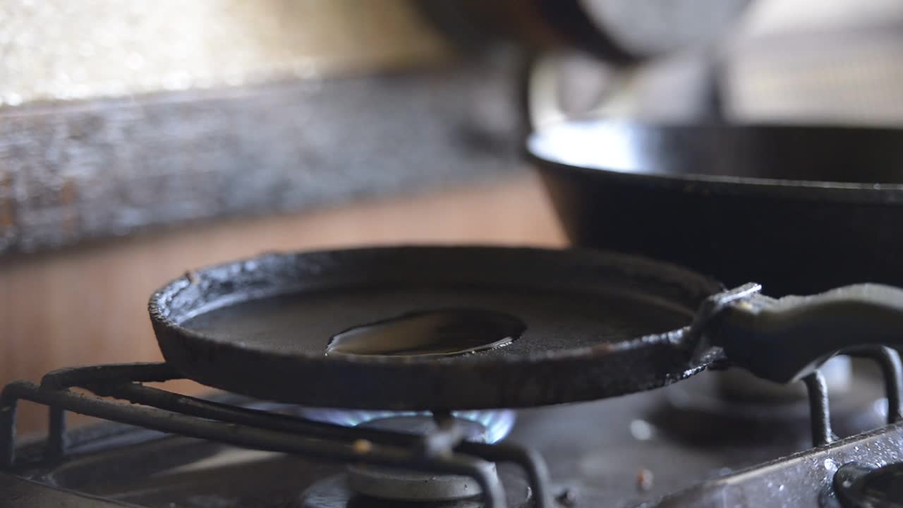 在铁锅里煎薄饼视频下载