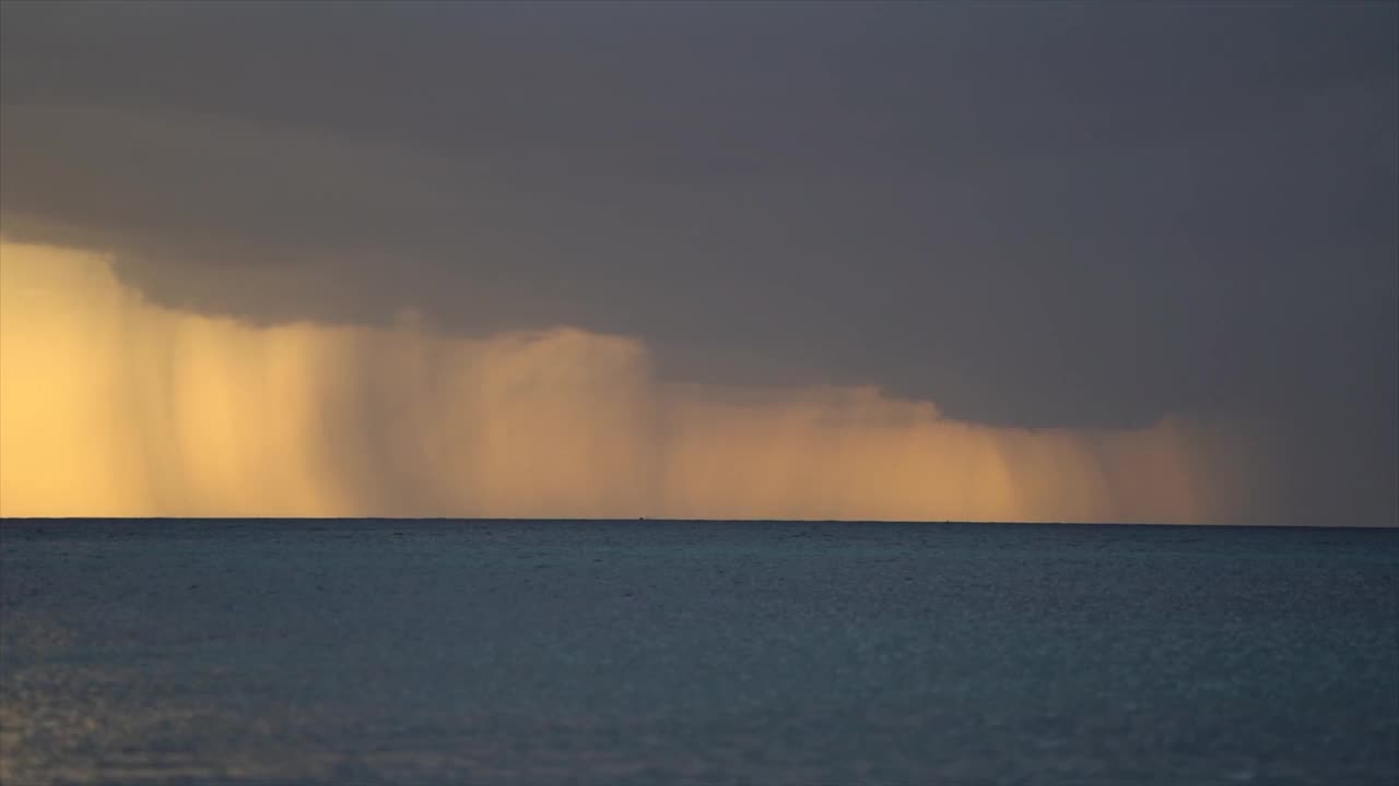 大雨，暴风雨的云和风暴在戏剧性的日落海景视频素材