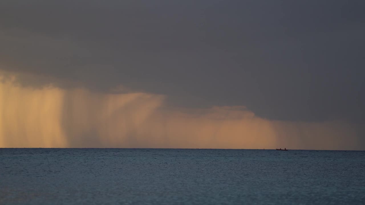 大雨，暴风雨的云和风暴在戏剧性的日落海景视频素材