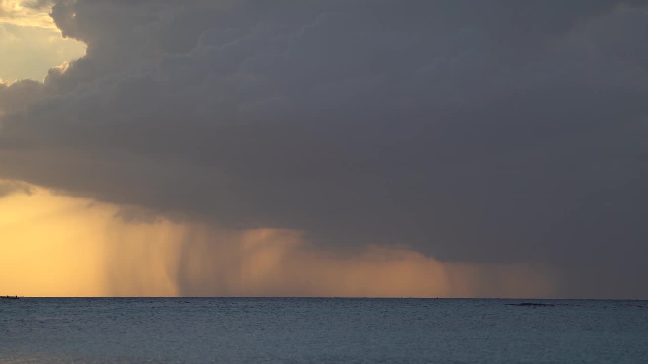 大雨，暴风雨的云和风暴在戏剧性的日落海景视频素材