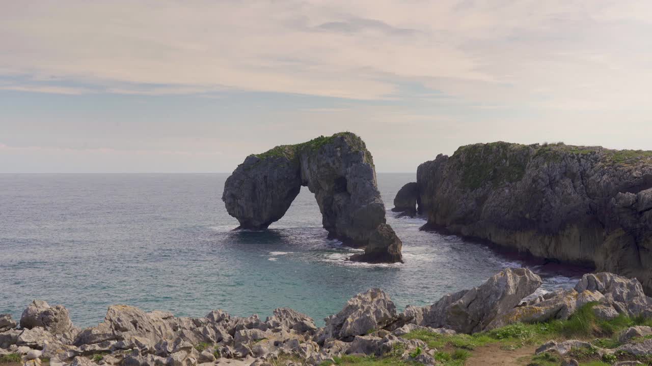 天然拱形岩石形成海景景观视频素材