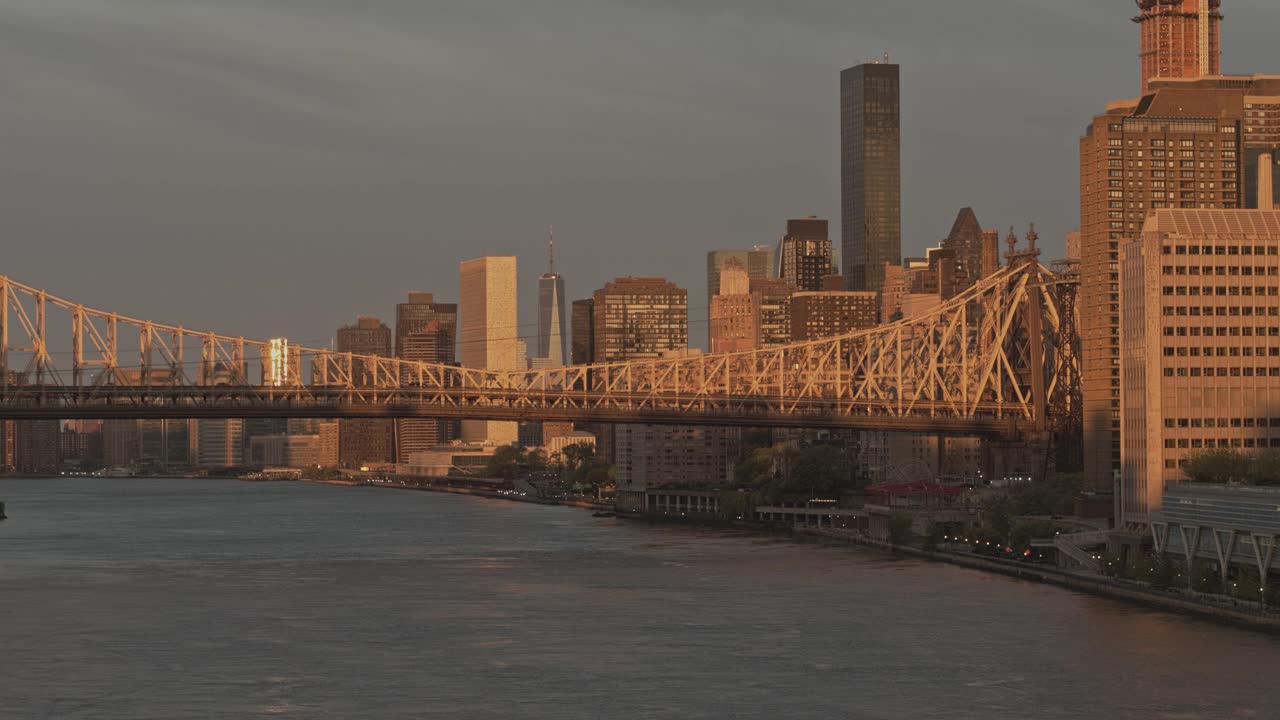 曼哈顿市中心和皇后大桥后面的自由塔的远景。空中无人机视频。视频素材