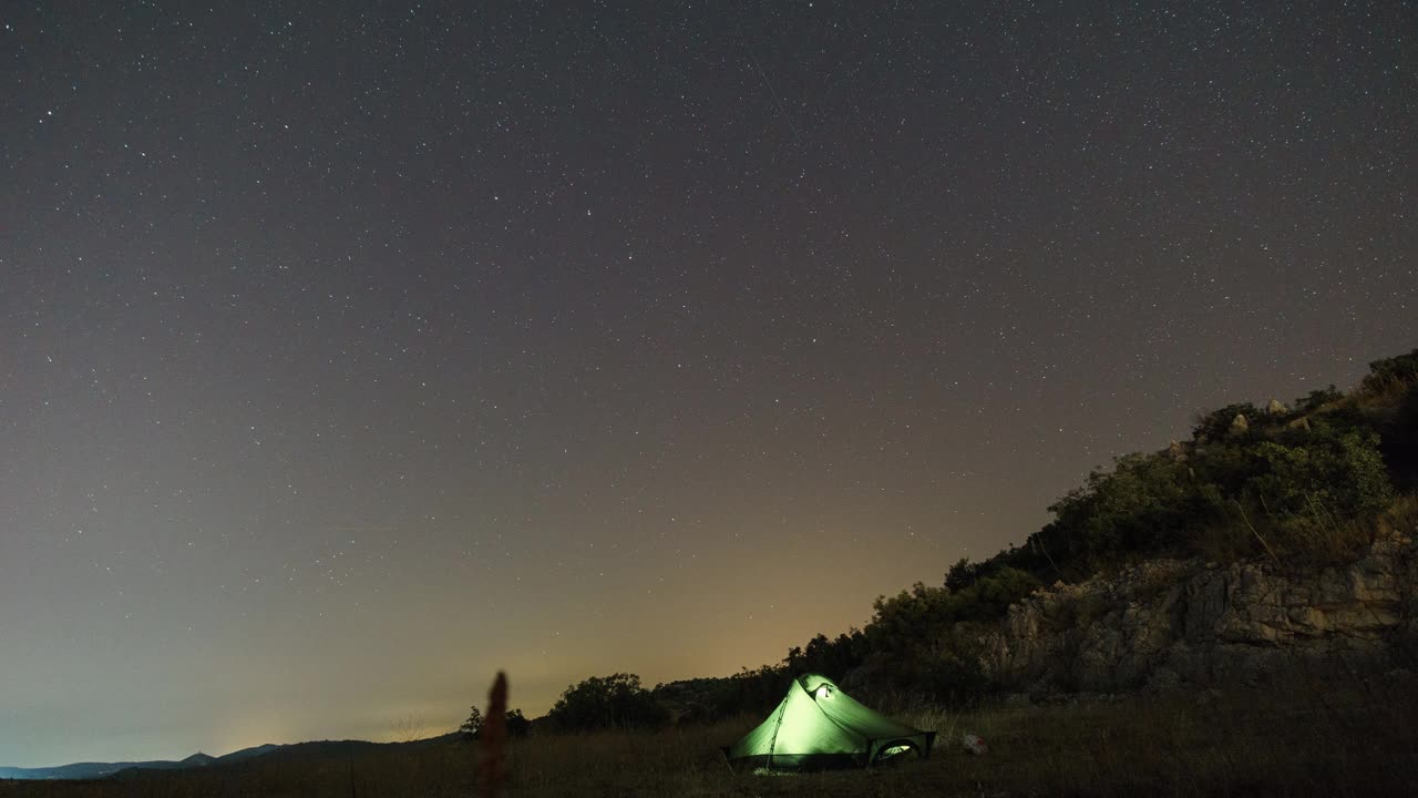 在克罗地亚的风景中，夜间在帐篷上方有北极星环绕的星迹视频素材