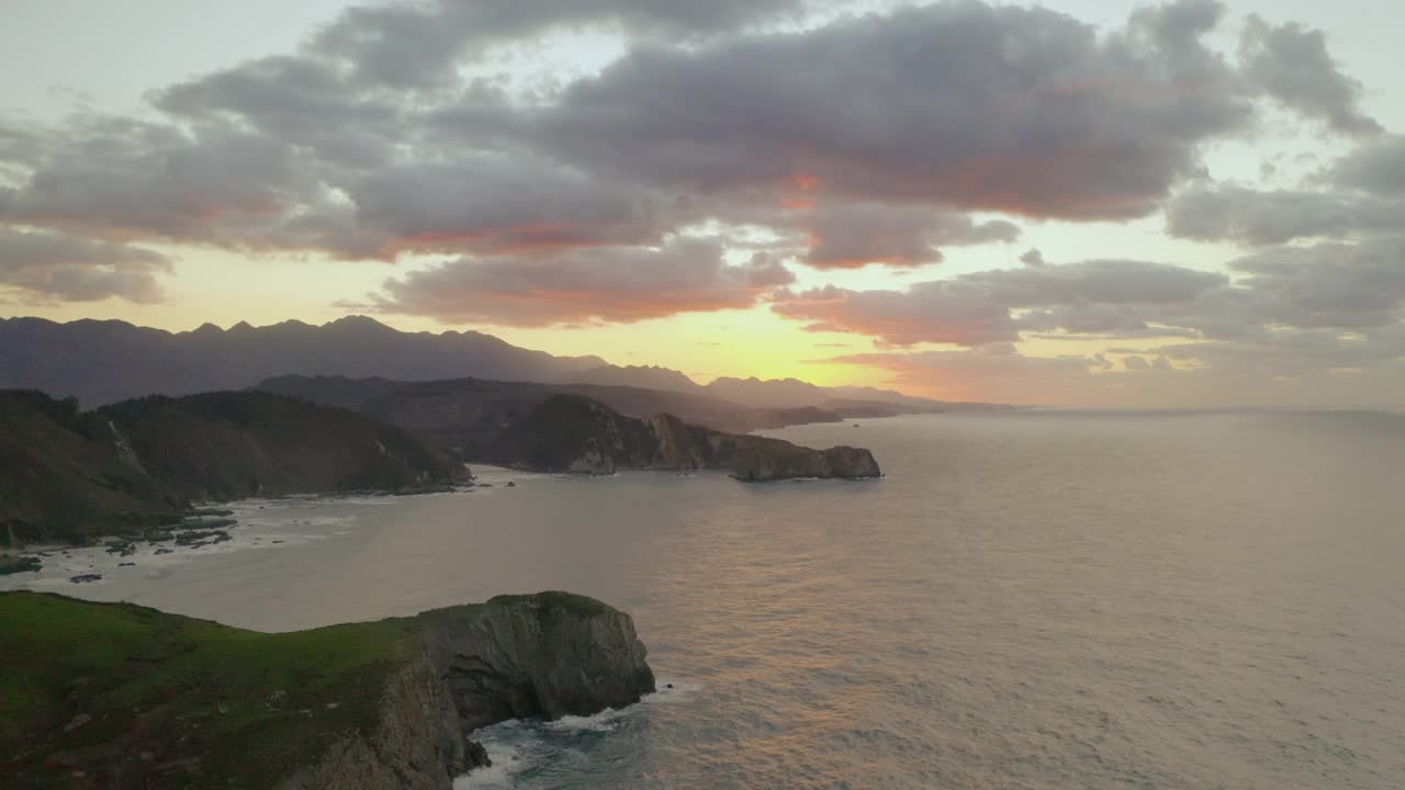 在日落时飞过海岸和悬崖视频素材