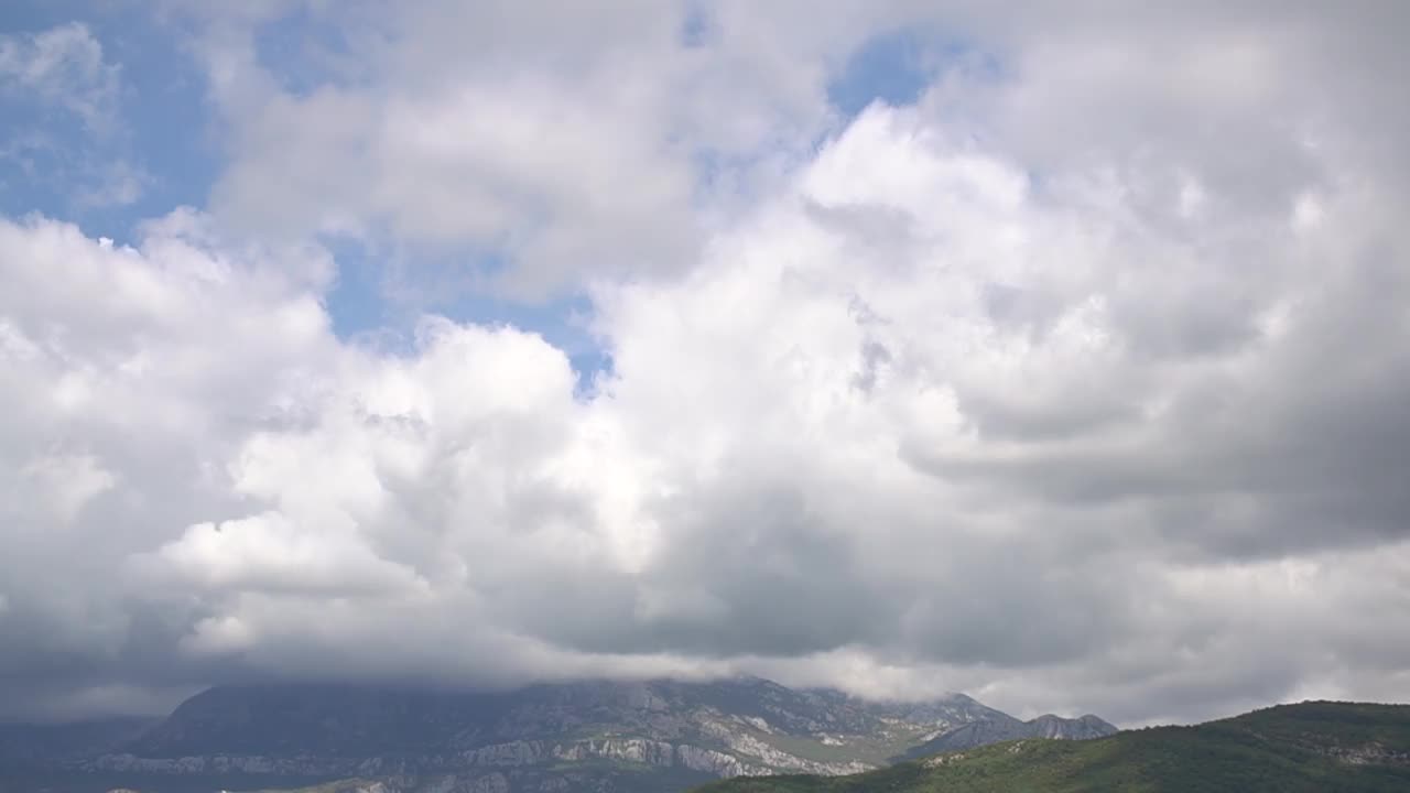 绿色的山脉，蓬松的云彩和科托尔湾的海岸视频素材