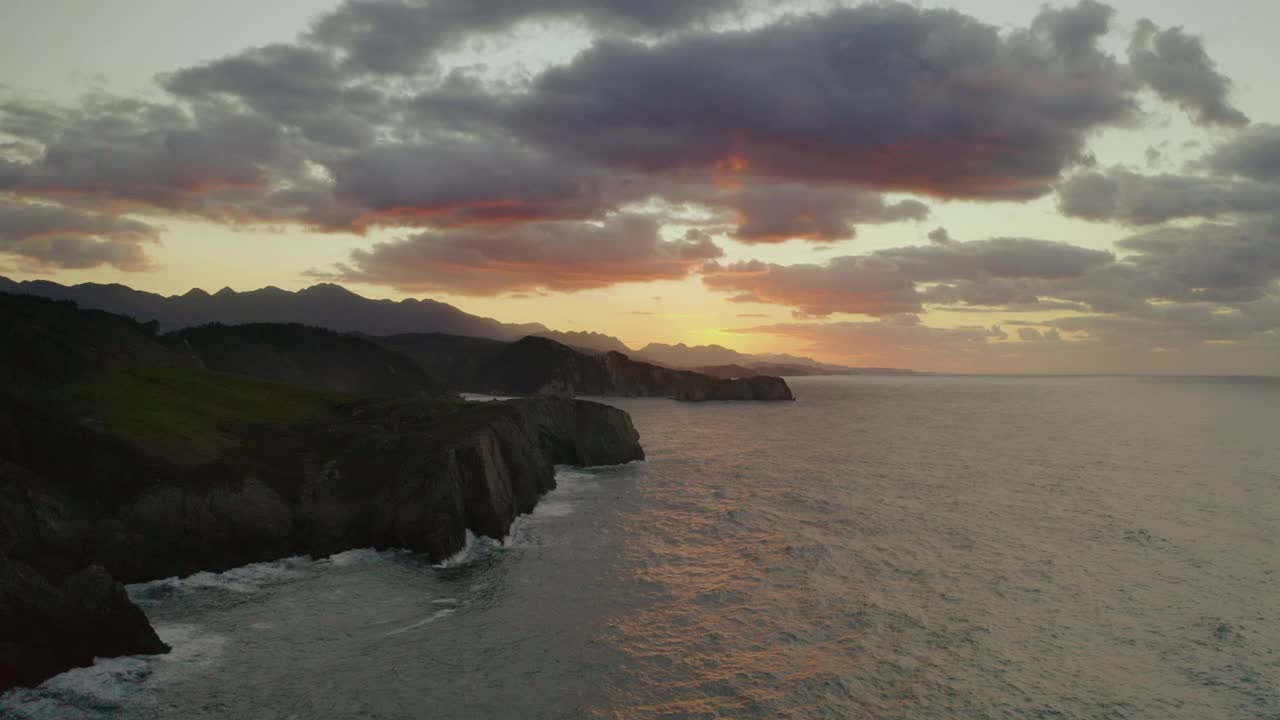 在日落与云彩的海岸鸟瞰图视频素材