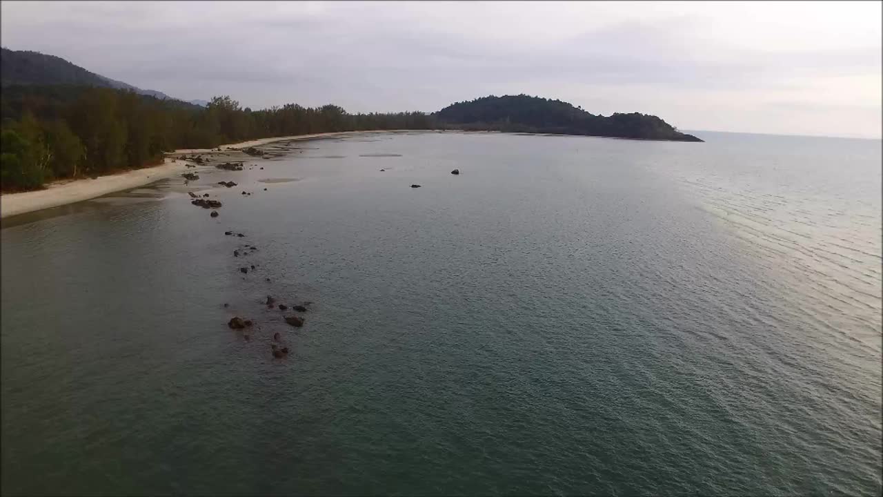 鸟瞰泰国海湾特拉特省美丽的海岸线和平静的大海视频素材