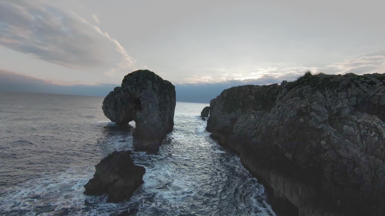 在海上悬崖之间飞行，鸟瞰图。视频素材