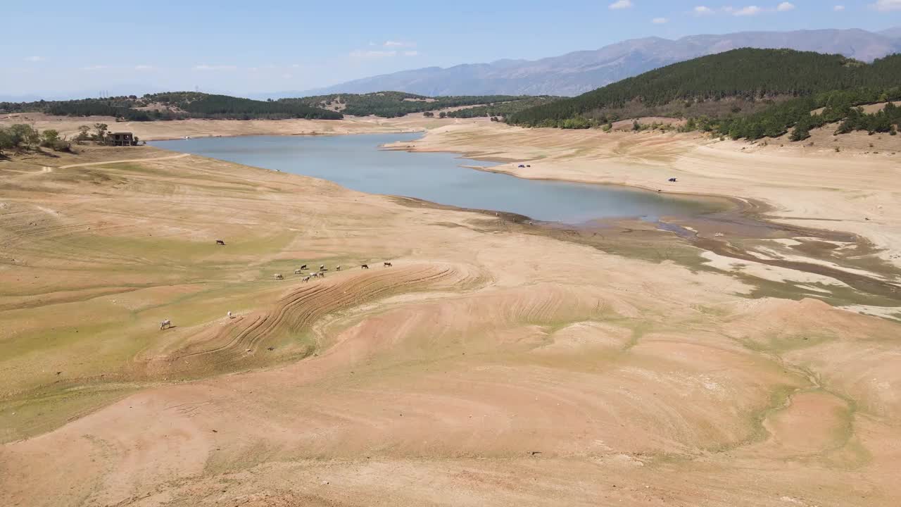 保加利亚Sredna Gora山Domlyan水库鸟瞰图视频素材