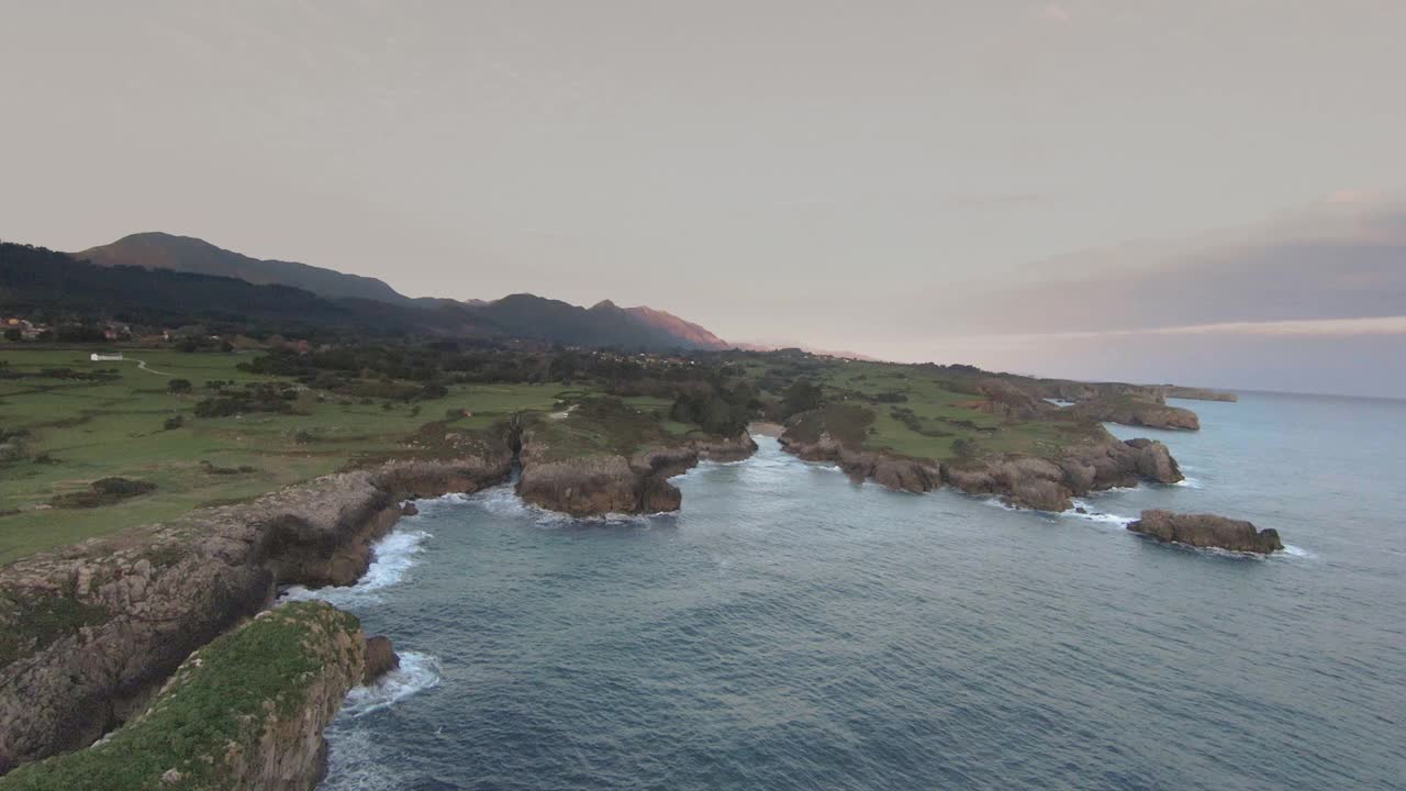 阿斯图里亚斯海岸鸟瞰图，从海面接近海岸视频素材