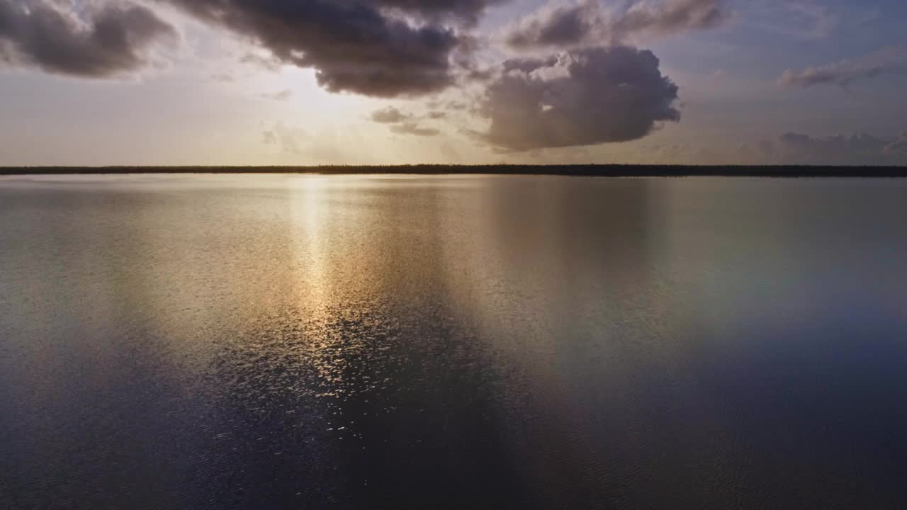 鸟瞰图的海岸泻湖日出与火烈鸟。视频素材