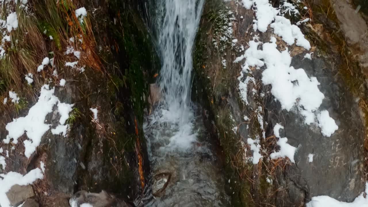 印度喜马偕尔邦马纳里降雪期间的贾纳瀑布。马纳利瀑布冬季降雪，假日背景，旅游概念。马纳里冬天下雪。视频素材