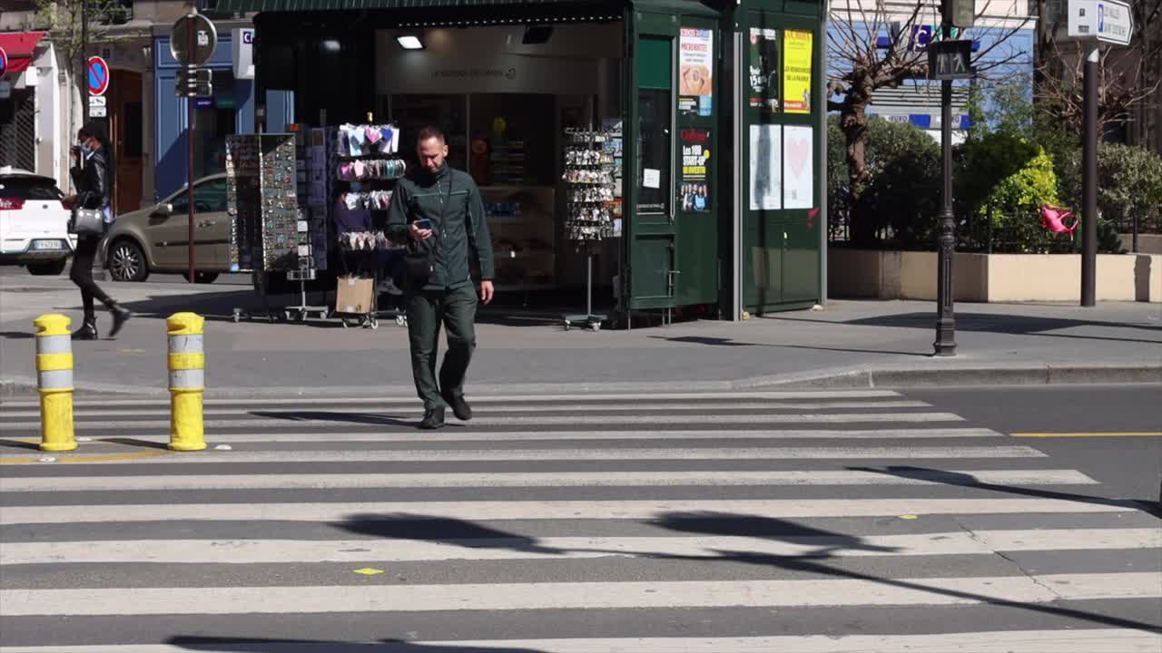 巴黎的街道，有一些行人，自行车和道路交通视频素材