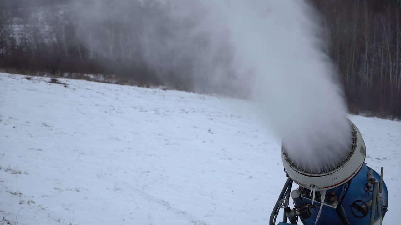 雪炮在滑雪场制造雪视频素材