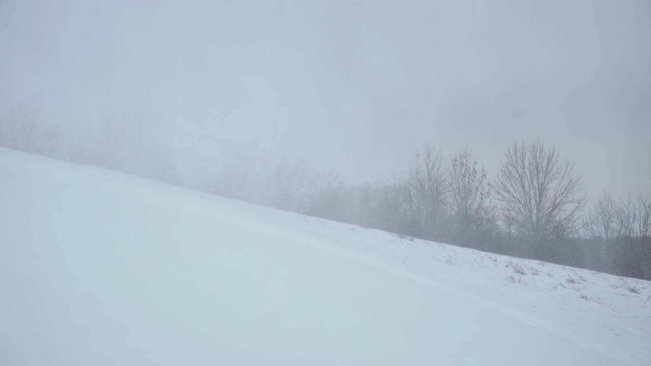 冬天的风景有雪域和风暴云视频素材