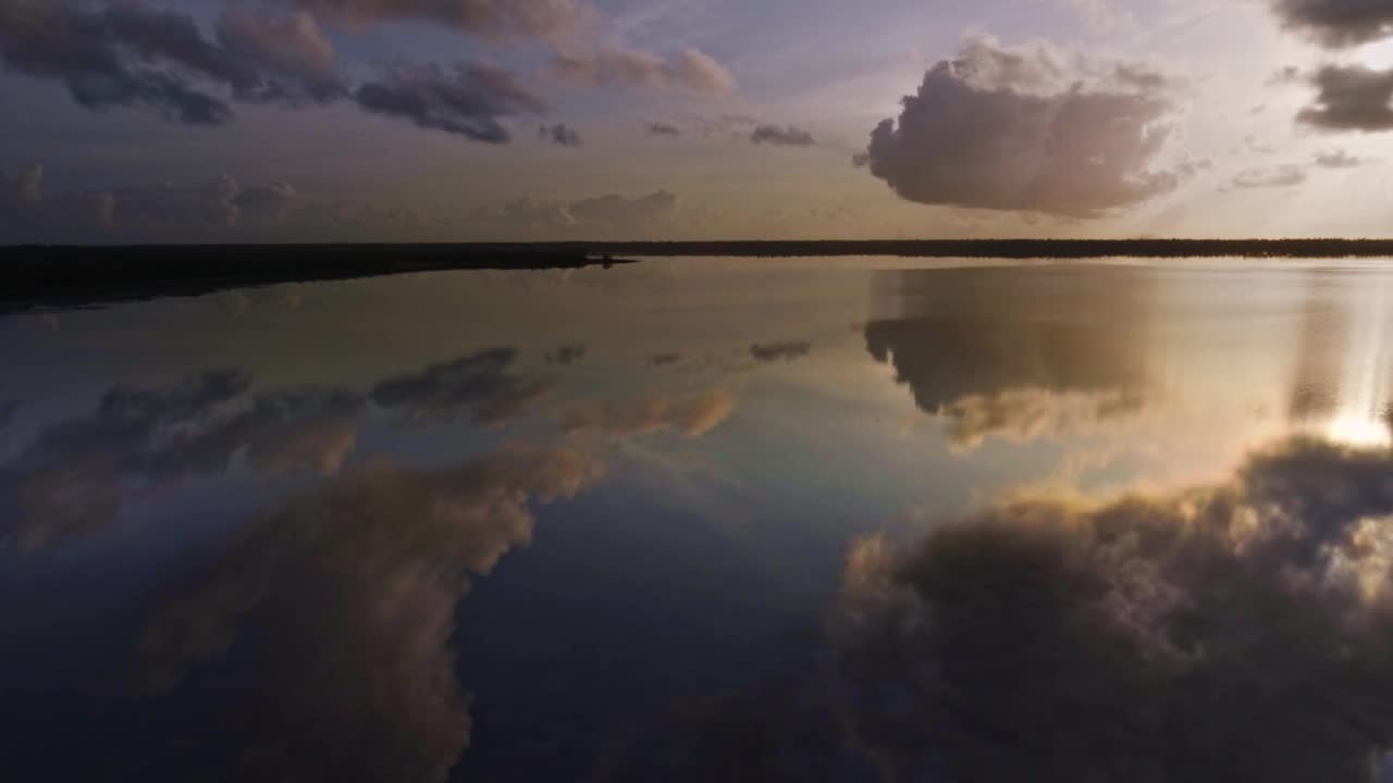 日出时的海岸泻湖鸟瞰图。视频素材