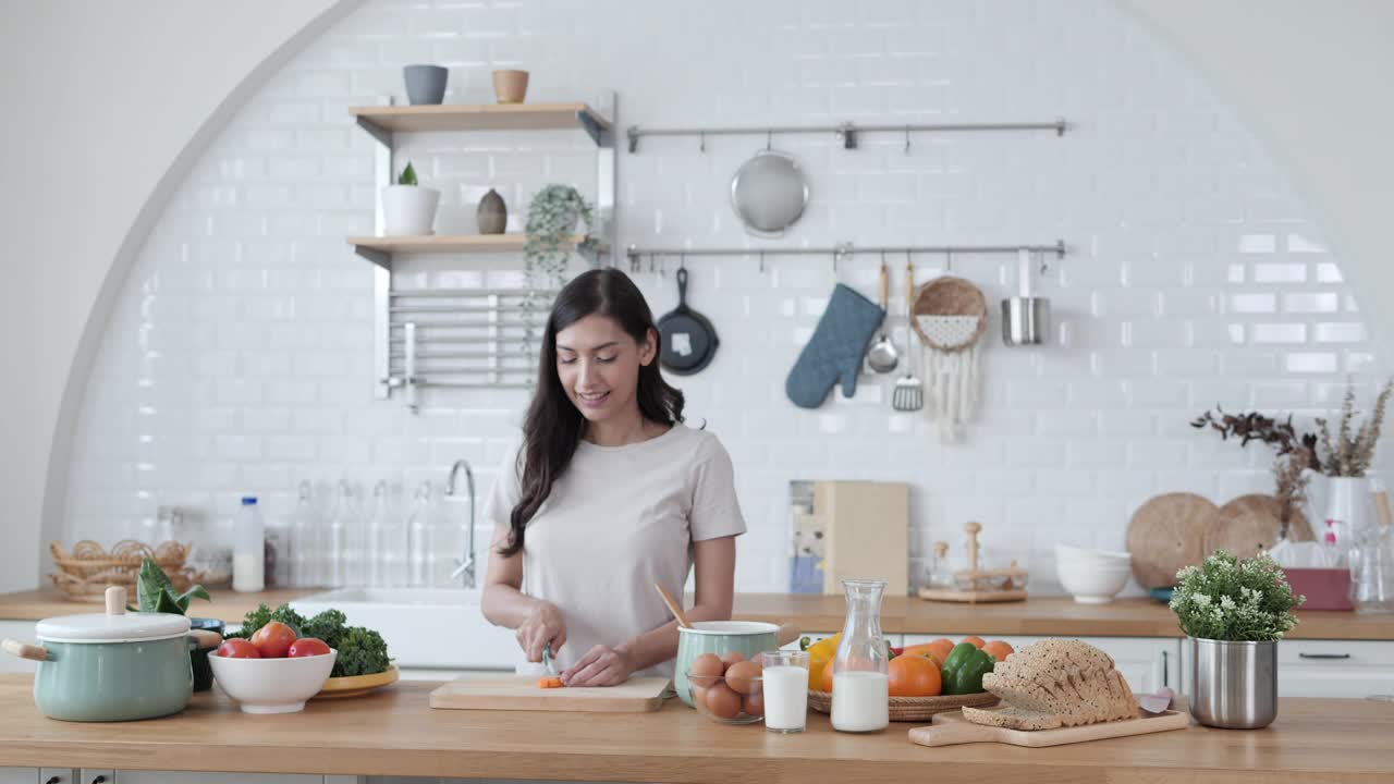 快乐的混血儿父母和女儿一起做饭视频素材