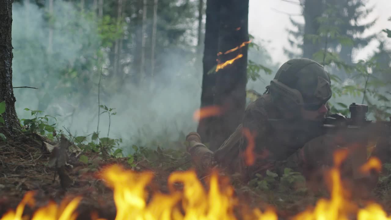 特种部队士兵在行动。精锐小队在森林的火与烟中穿行视频素材