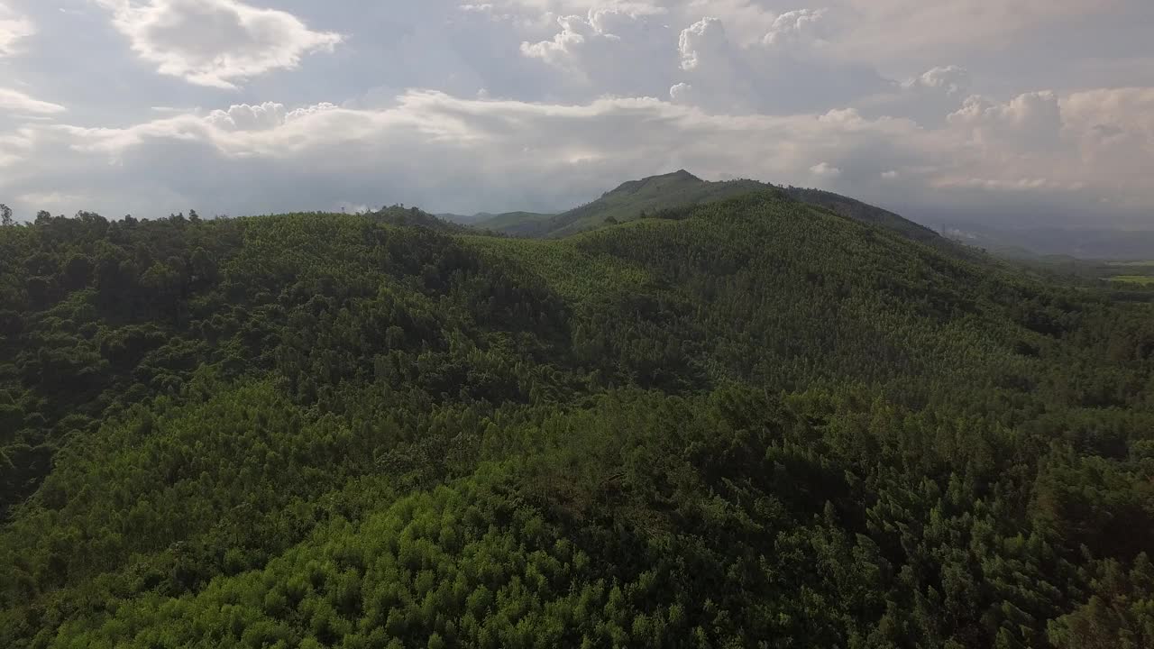 越南富颜省山脚下美丽的村庄视频素材