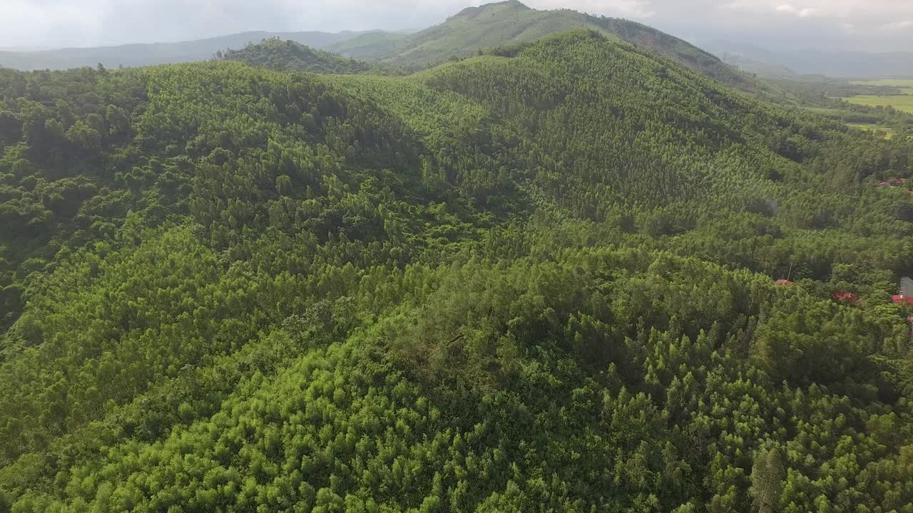 越南富颜省山脚下美丽的村庄视频素材