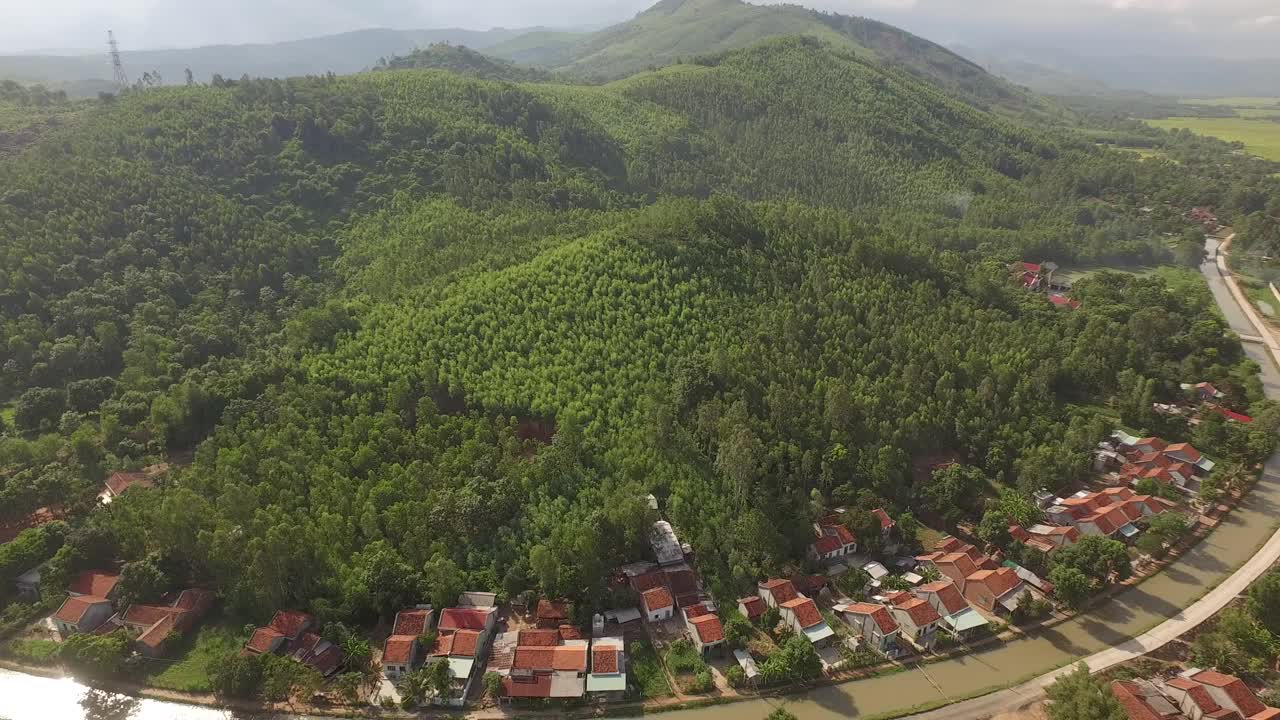 越南富颜省山脚下美丽的村庄视频素材