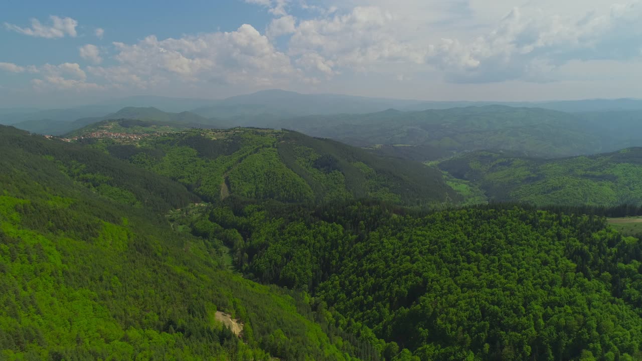 4k航拍视频中的自然山景。森林和山。视频素材