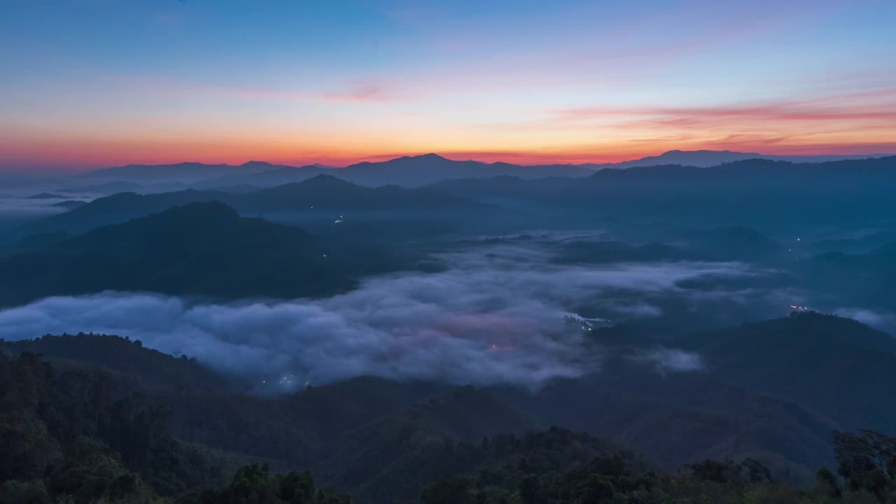 4K时间的美丽的早晨日出与雾翻滚在艾耶翁山，也拉，泰国视频素材