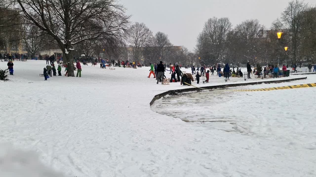 人们在享受柏林市中心的暴风雪视频素材