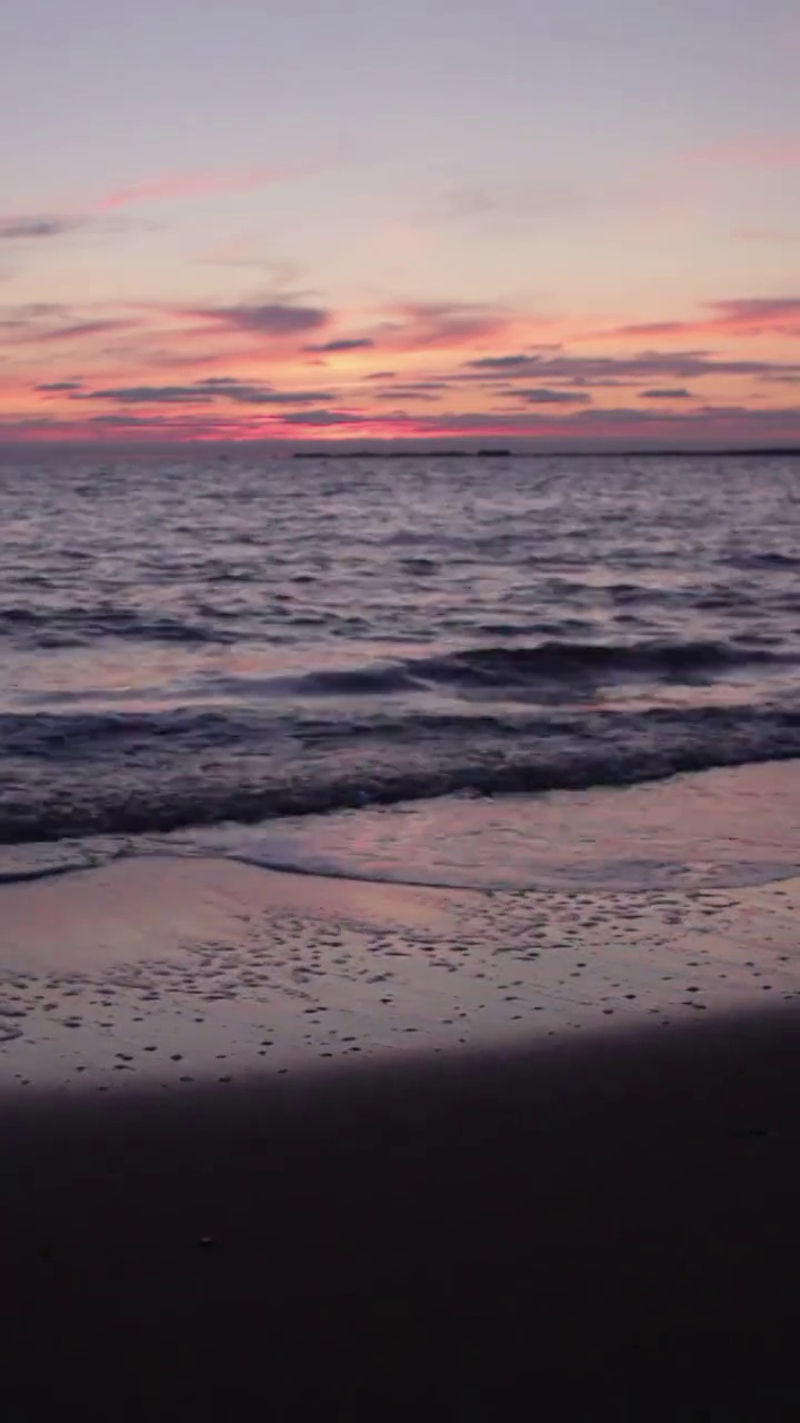 甜蜜的海浪在海滩上与地平线视频素材