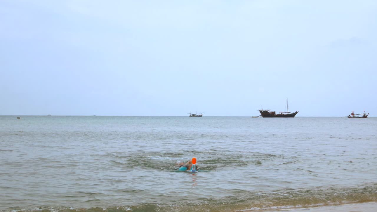 潜水员从海里出来时已经很累了视频素材