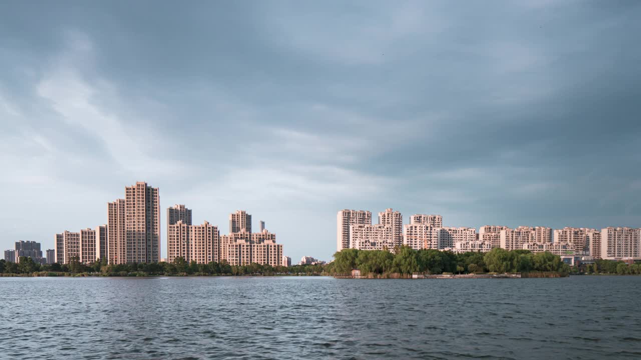 时光流逝，中国浙江湖州人工湖边的现代住宅建筑视频素材