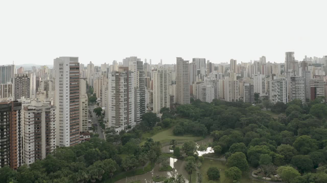 Goiania动物园旁边的玫瑰湖，巴西Goias，住宅建筑的背景视频素材