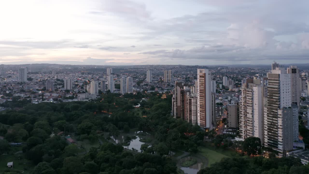 Goiânia动物园公园附近的玫瑰湖，Goiás，巴西，住宅建筑的背景，蓝色的黄昏视频素材