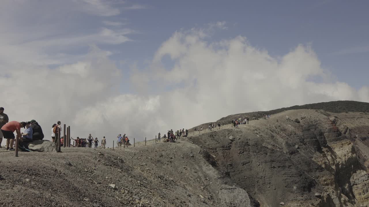 远处一群游客在萨尔瓦多圣安娜的塞罗佛得角火山口边缘视频素材