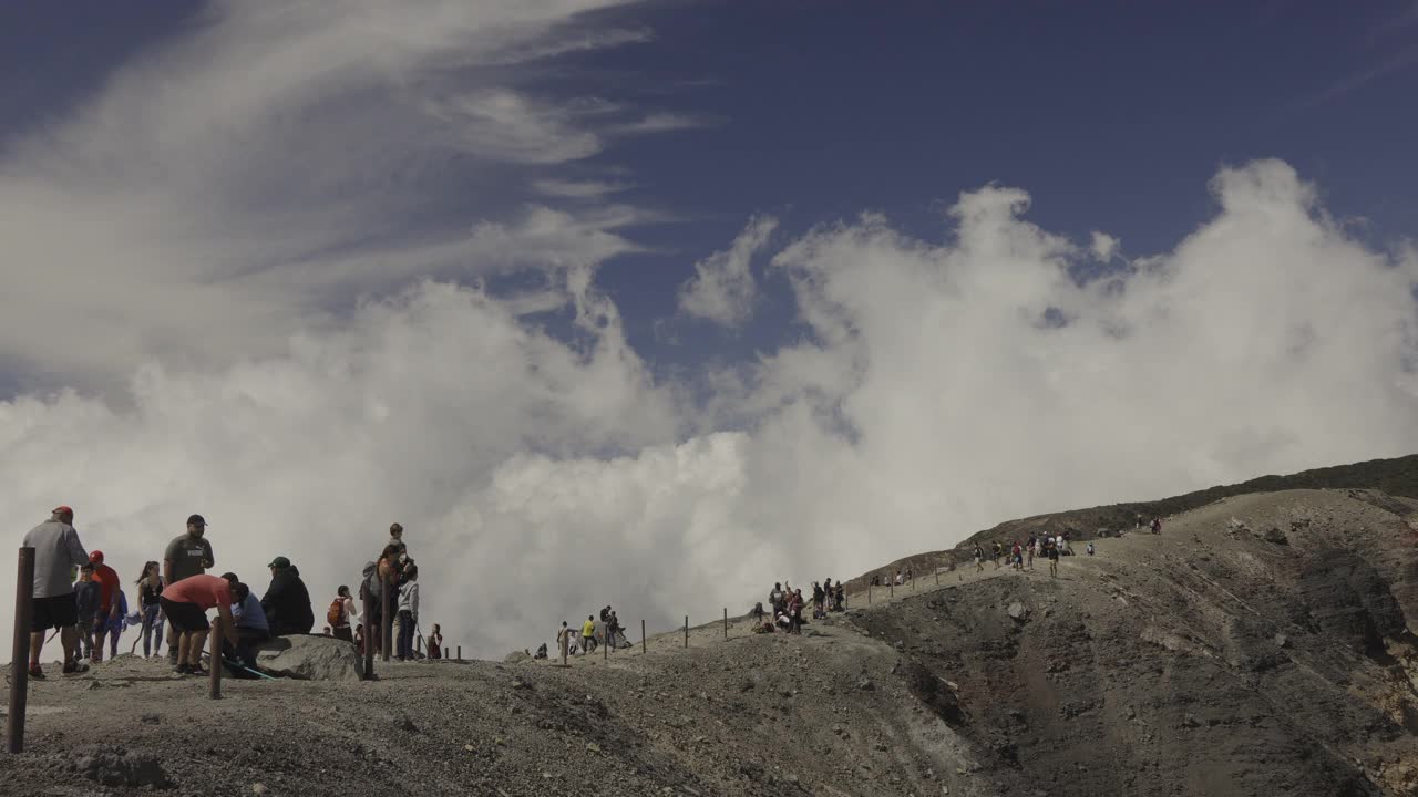 远处一群游客在萨尔瓦多圣安娜的塞罗佛得角火山口边缘视频素材