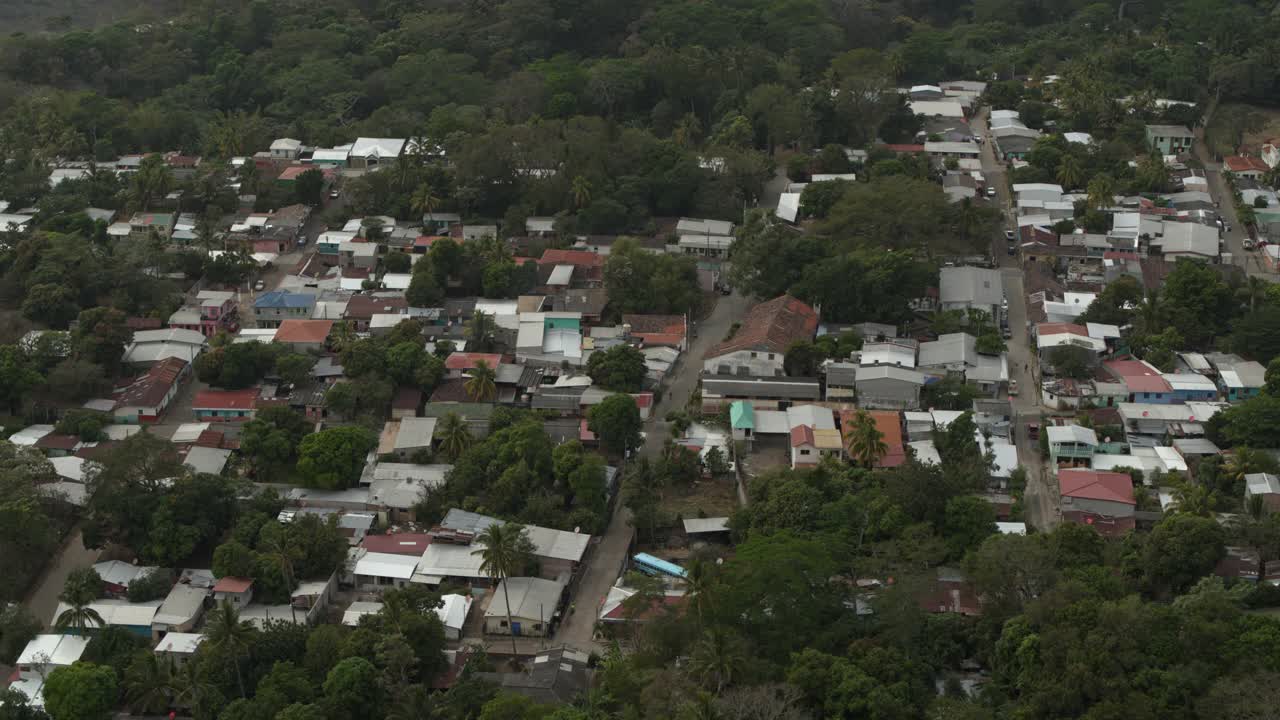 树木茂密的社区房屋和街道鸟瞰图/ Tamanique, La Libertad，萨尔瓦多视频素材