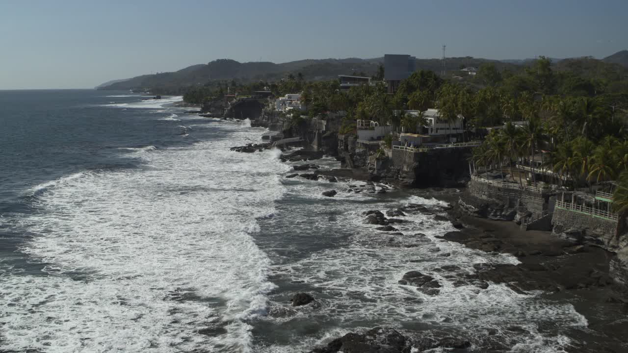 在岩石海滨海岸线/ El Tunco, La Libertad，萨尔瓦多的潮汐池鸟瞰图视频素材