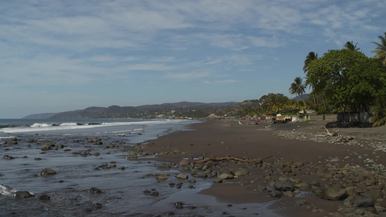 在海洋海滩滨水/圣布拉斯，拉利伯塔德，萨尔瓦多海岸线鸟瞰图视频素材