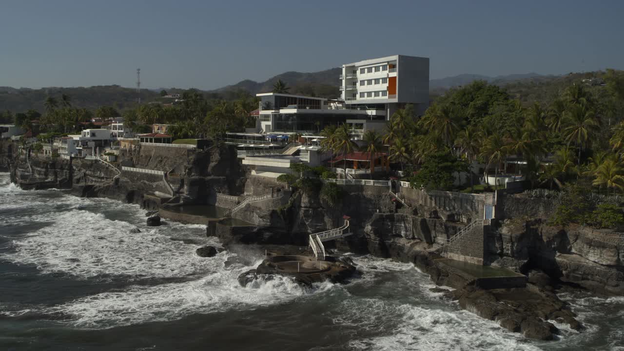 鸟瞰图在岩石滨水海岸线/ El Tunco, La Libertad，萨尔瓦多视频素材