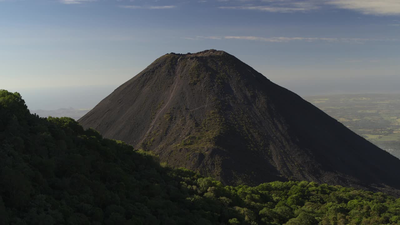 空中摇摄火山在丛林/塞罗佛得角，圣安娜，萨尔瓦多视频素材