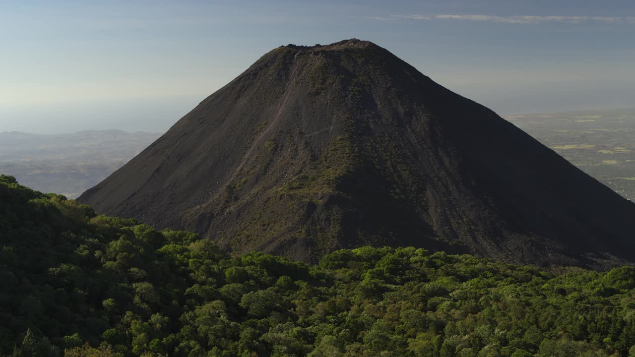 鸟瞰图接近火山在丛林/ Cerro Verde，圣安娜，萨尔瓦多视频素材