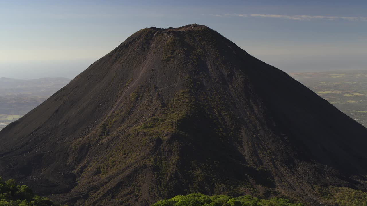 鸟瞰图接近火山在丛林/ Cerro Verde，圣安娜，萨尔瓦多视频素材