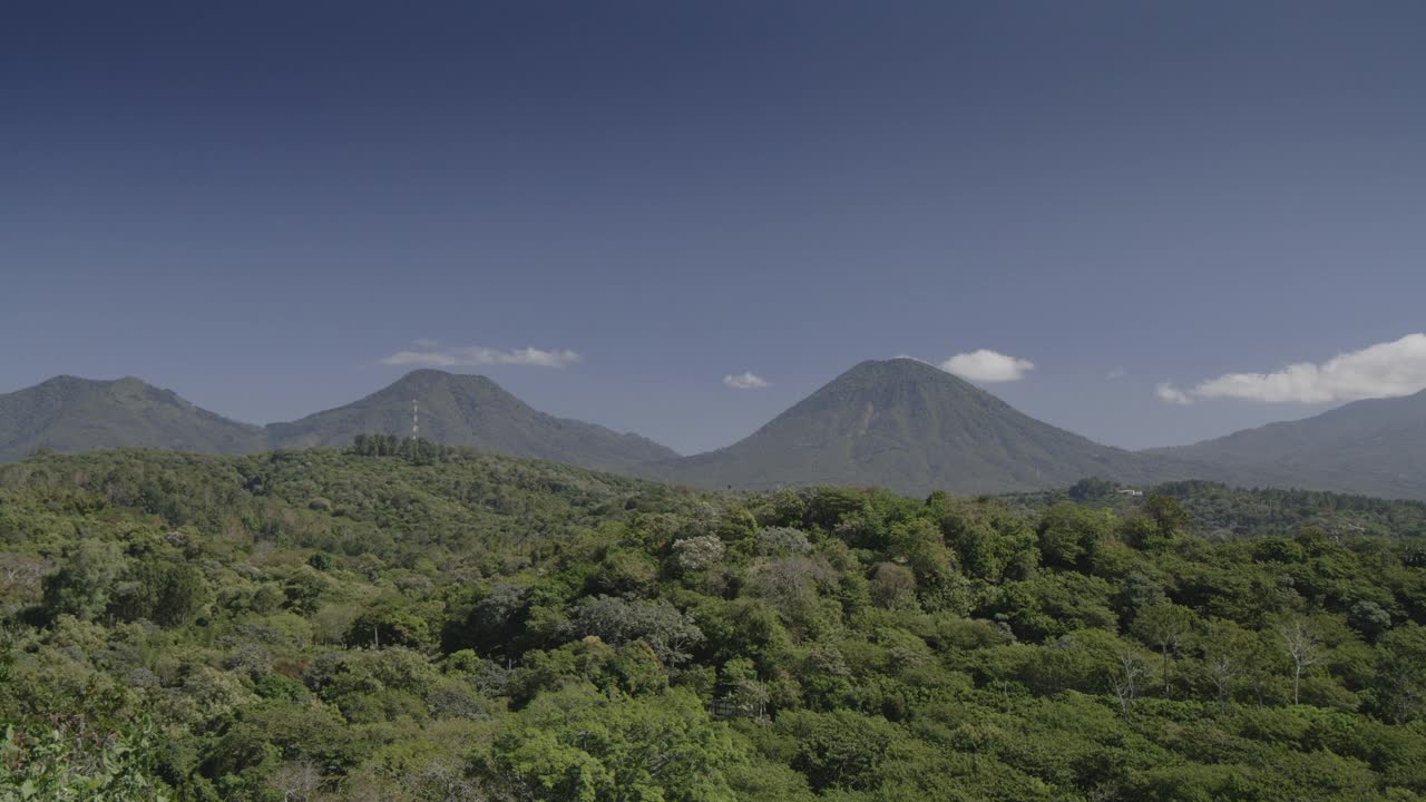 山脉和树木上方的蓝天风景/ Juayua, Sonsonante，萨尔瓦多视频素材