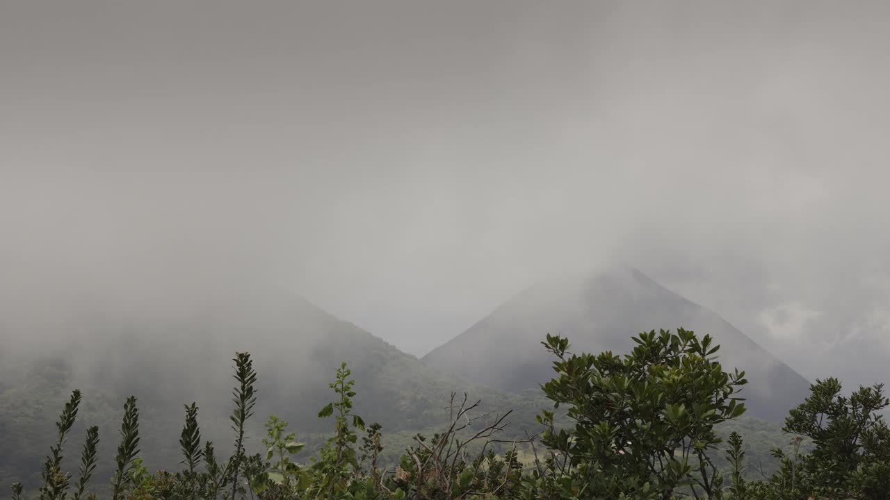 低云层经过遥远的火山/塞罗佛得角的时间流逝，圣安娜，萨尔瓦多视频素材