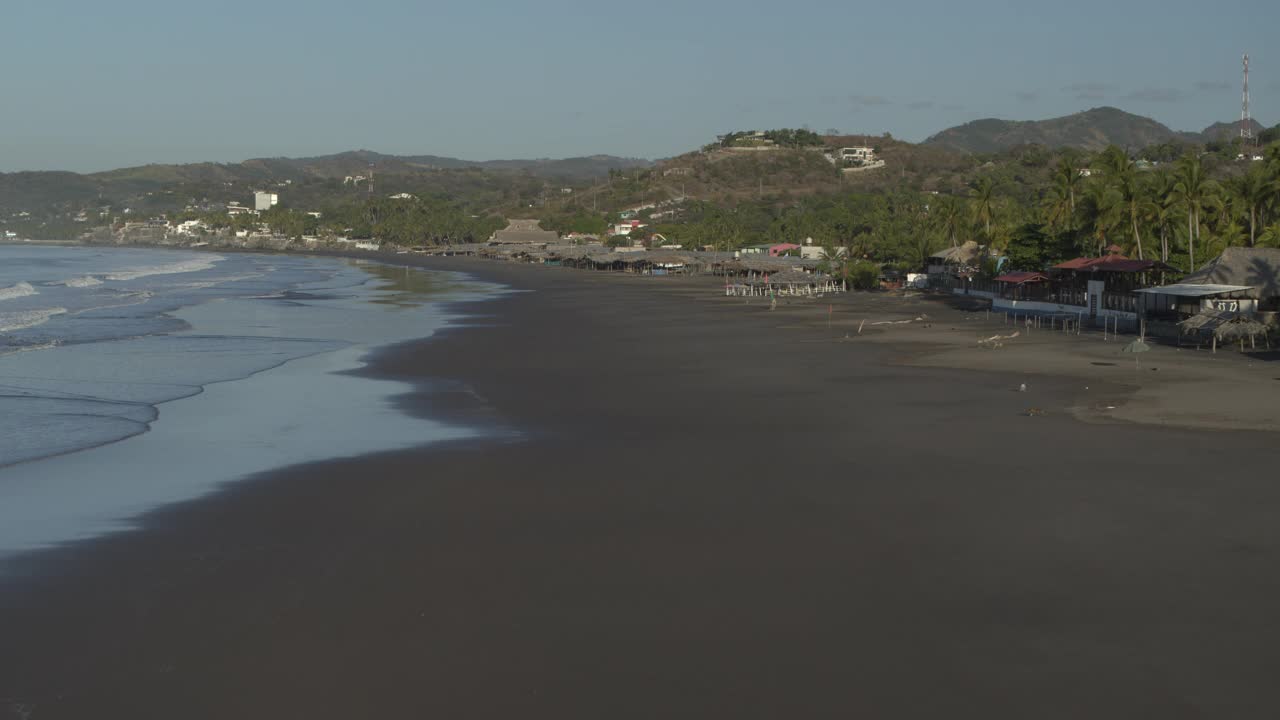 在海洋海滩滨水/圣布拉斯，拉利伯塔德，萨尔瓦多海岸线鸟瞰图视频素材