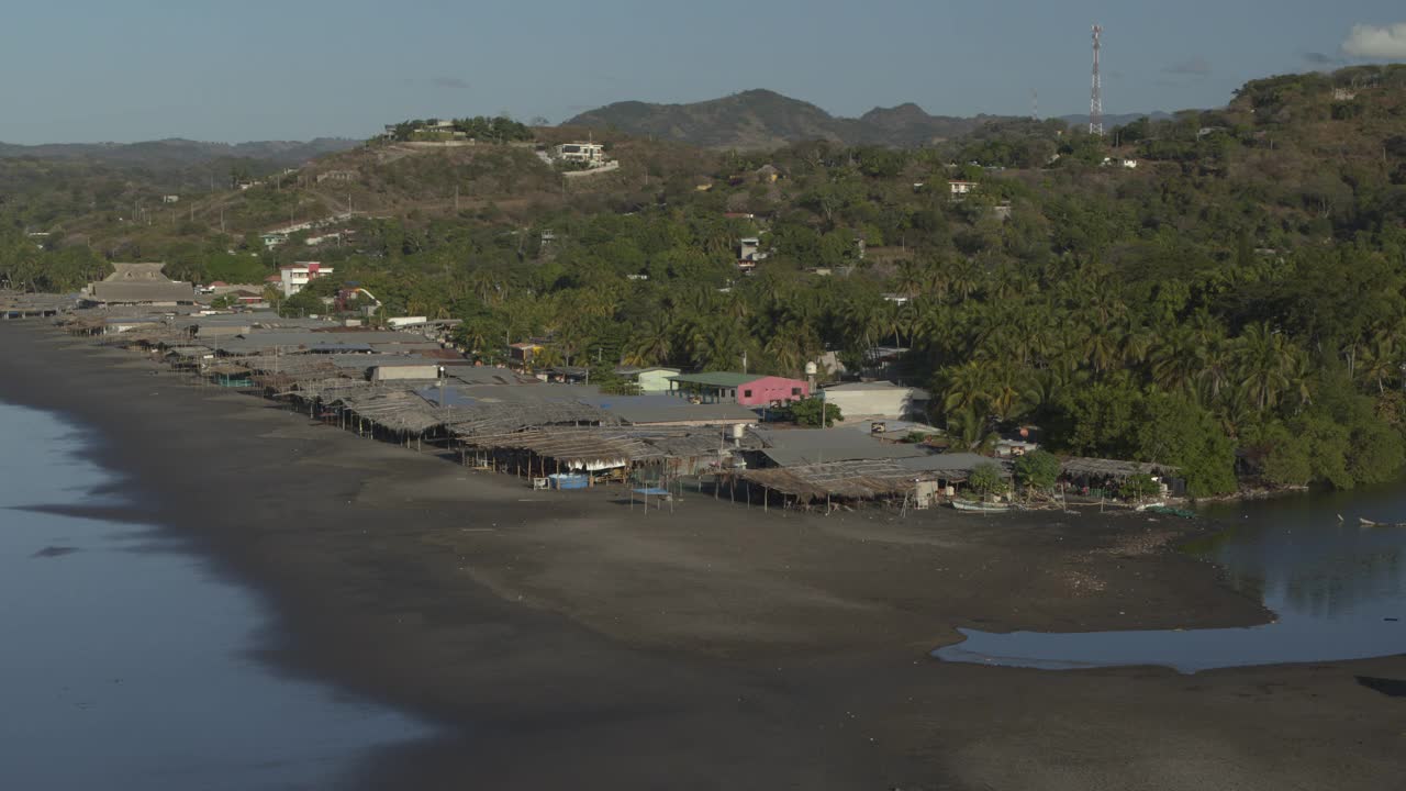 航拍的海岸线在海洋海滩海滨/圣布拉斯，拉利伯塔德，萨尔瓦多视频素材