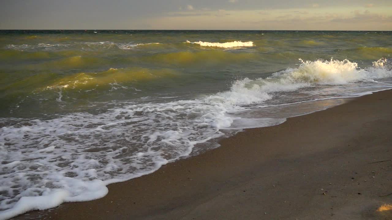 夏天海滩上的海浪。缓慢的运动。视频素材