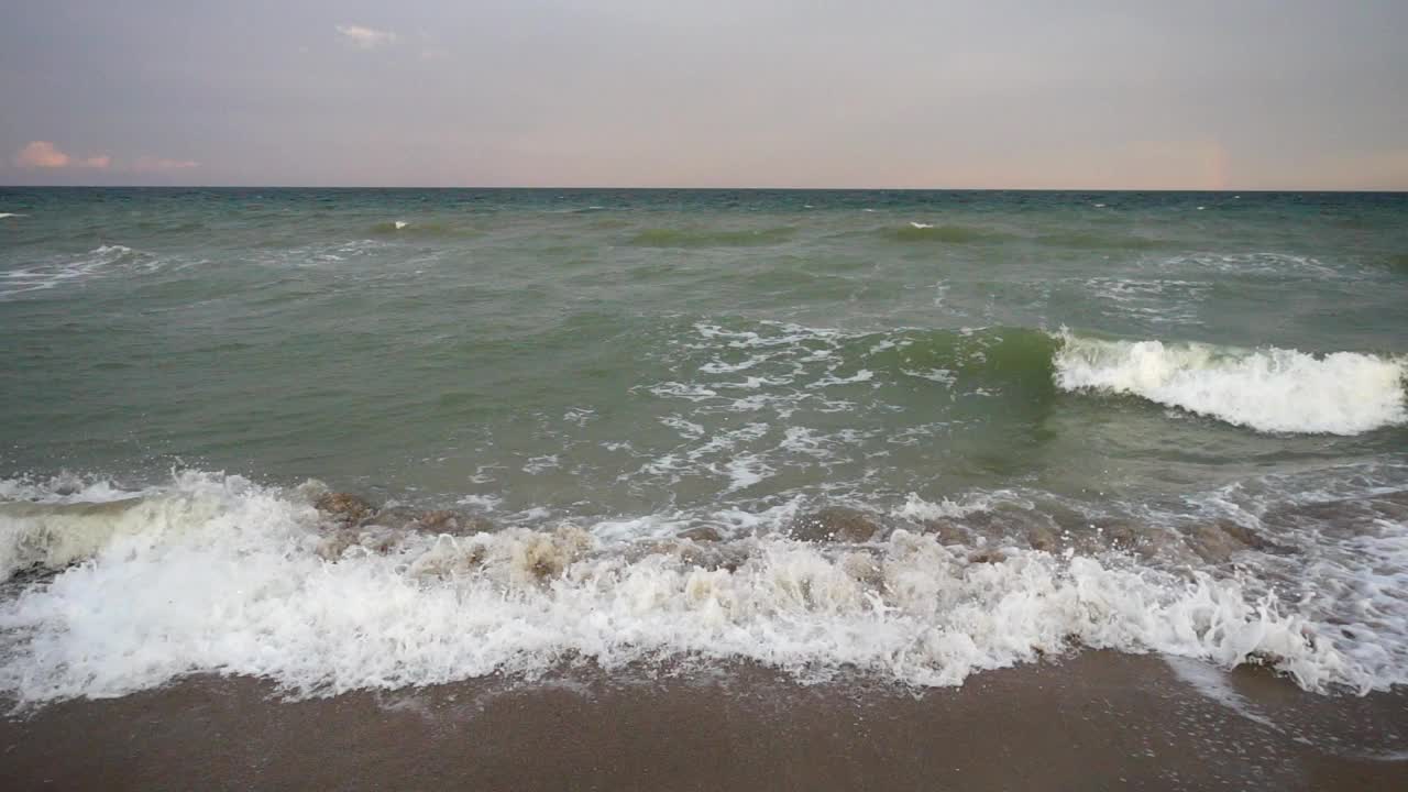 夏天海滩上的海浪。缓慢的运动。视频素材